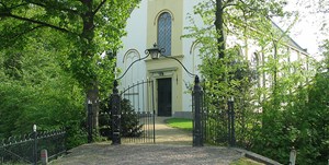 De Lucaskerk is gevestigd: Dorpsstraat 177, 1731 RE Winkel
